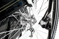 Amigo Eclypse Transportfiets 28 Inch - Omafiets Met Voordrager - Wit/Zwart -Optimaal Fietsenreeksen Winkel 1200x798 6