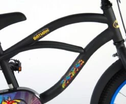 Volare Batman Kinderfiets - Jongens - 16 Inch - Zwart/Blauw - 95% Afgemonteerd -Optimaal Fietsenreeksen Winkel 1200x990 3